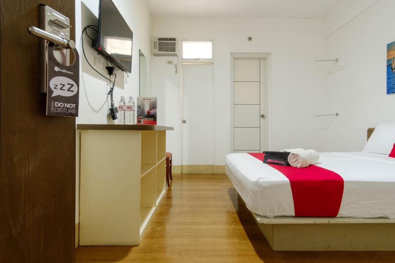 Reddoorz Near V Mapa Station Hotel