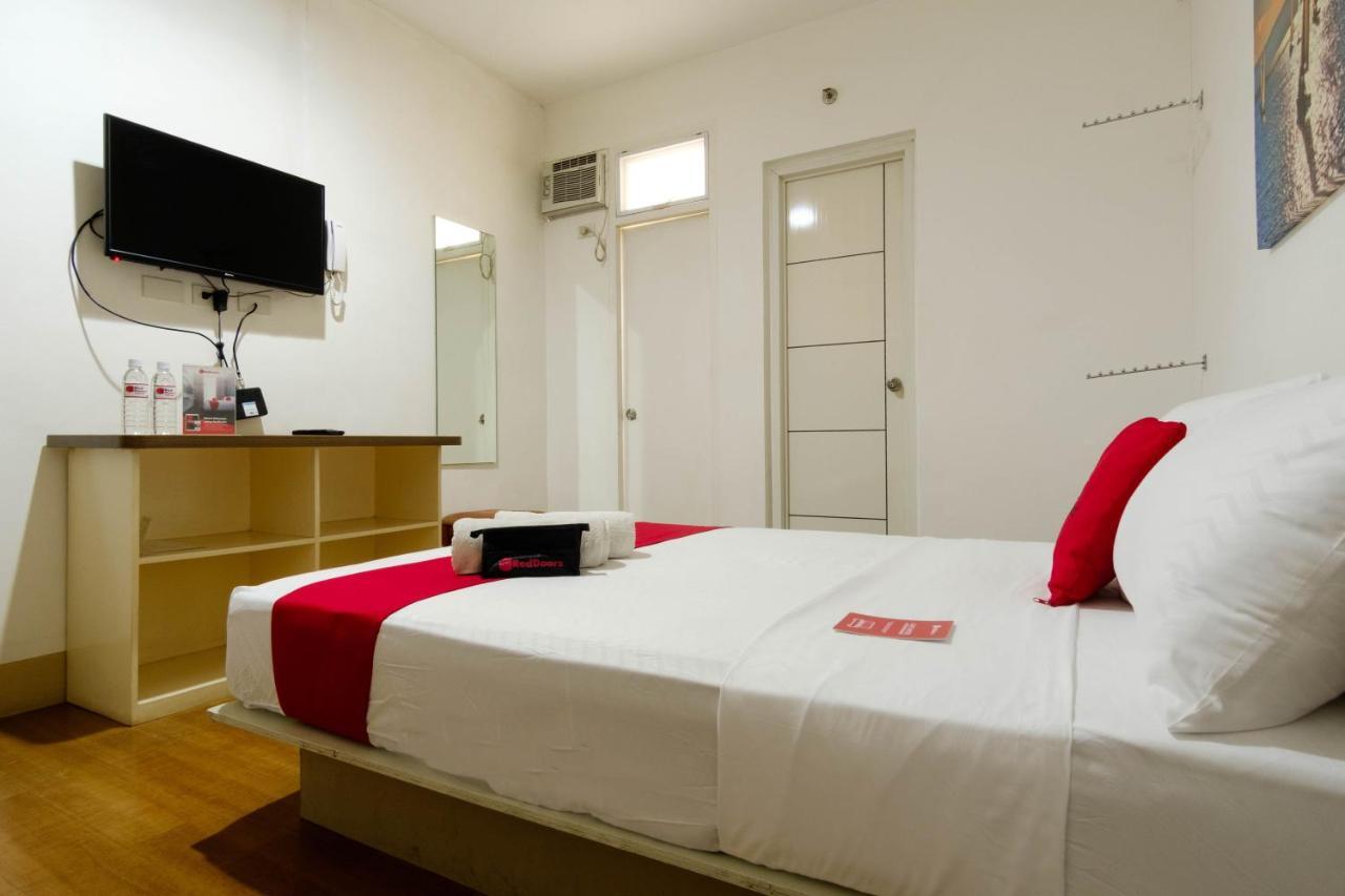 Hotel Reddoorz Near V Mapa Station 2*