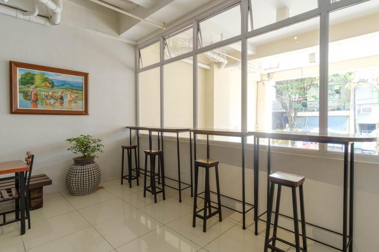 Reddoorz Near V Mapa Station Hotel