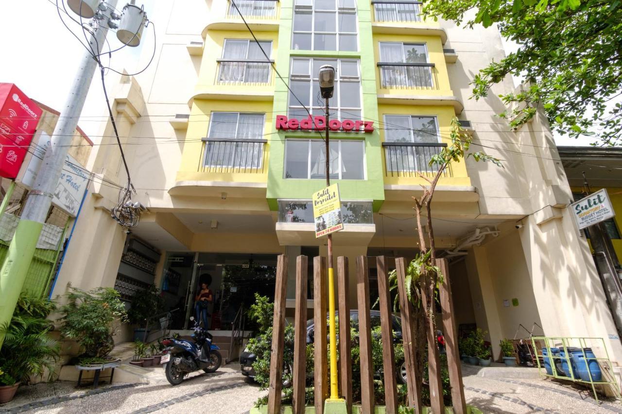 Reddoorz Near V Mapa Station Hotel