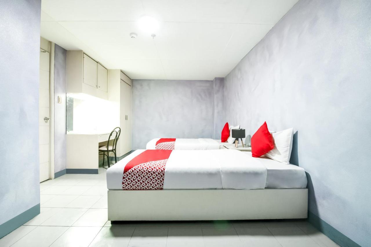Oyo 242 Benson Apartelle Hotel