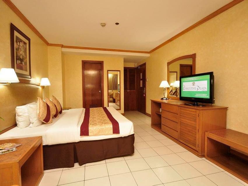 Executive Plaza 3*