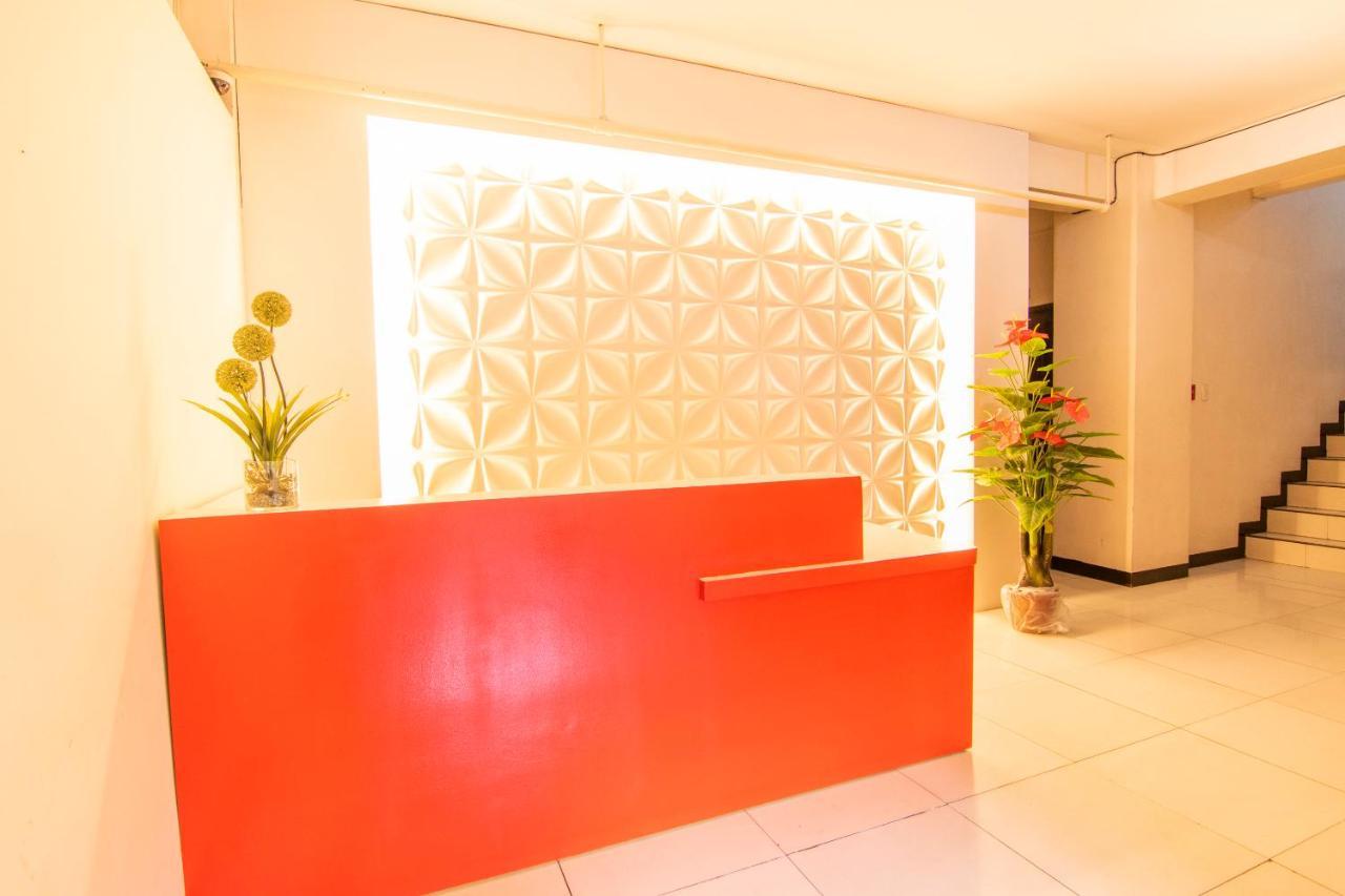 Hotel Oyo 578 Red Velvet Suites Manila
