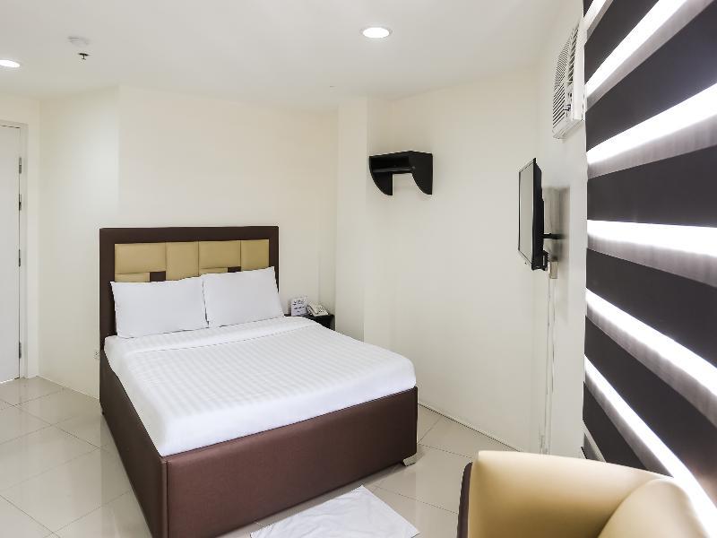Oyo 393 Triangle Apartelle Manila