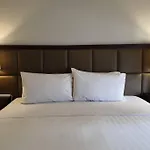 Stay At The Olympia, Prime Makati Location Near Ayala Triangle Gardens -Free Wifi And Pool Use
