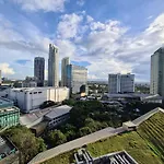 Chic Greenbelt Studio (Netflix & 25 mbps WiFi)