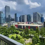Luxury @ Bgc Sleeps 6 Comfortably Fast Wifi Pool!
