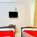 Oyo 893 Dian Suites Makati