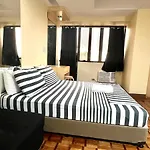 Chic Greenbelt Studio (Netflix & 25 mbps WiFi)