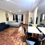 Chic Greenbelt Studio (Netflix & 25 mbps WiFi)