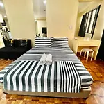 Chic Greenbelt Studio (Netflix & 25 mbps WiFi)