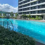 Modern 1-Br Condo Unit