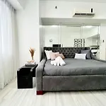 Suzi Home Bgc With Sauna, Gym, Netflix, Pool & High Speed Internet