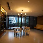 Studio At Makati Center With Fast Net, Netflix And 40In Tv