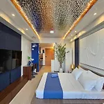 Deluxe Executive Corner Unit In Makati