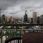 Manila Skyline View Digital Nomad Studio With Balcony