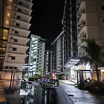Luxhomme 2- Bedroom Luxury Condo Unit