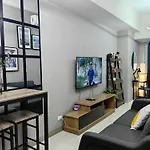 Cozy 1Br With Balcony And Netflix In Uptown Bgc