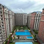 Cozy 1-Br Retreat Near Moa Pool View