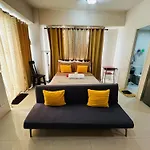 One Palm Tree Villas Condominium - Studio 7O With Balcony - Across Terminal 3 Airport