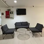 1-Bedroom Condo Unit With Ps5, Netflix & Pool Near Sm Fairview
