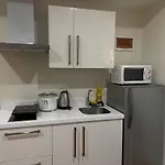 Homey 1Br Acqua Livingstone With Netflix, Pool & Gym