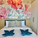 Spacious Tropics With Golf View In Bgc
