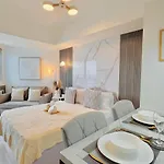 Avi\'S Azure Staycation