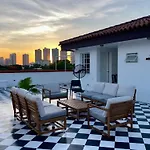 Miranamin Nest Kamantigi Room - Pet Friendly, Shared Kitchen, Historical Home!
