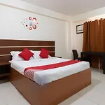 Vaccinated Staff - Oyo 578 Red Velvet Suites