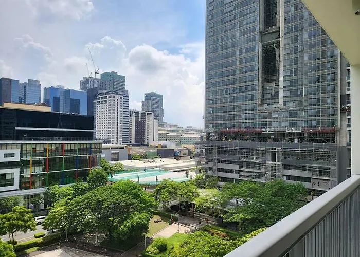 Luxury @ Bgc Sleeps 6 Comfortably Fast Wifi Pool!