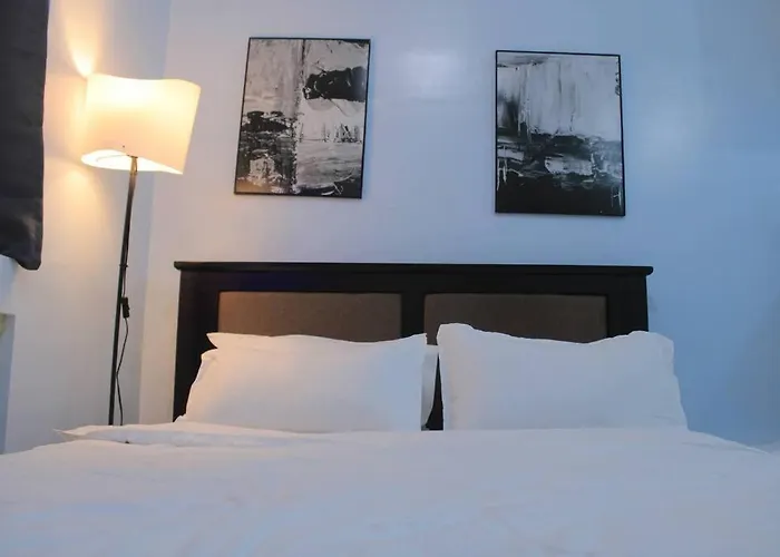 A2J Executive Studio Suite Near Venice Mall Bgc