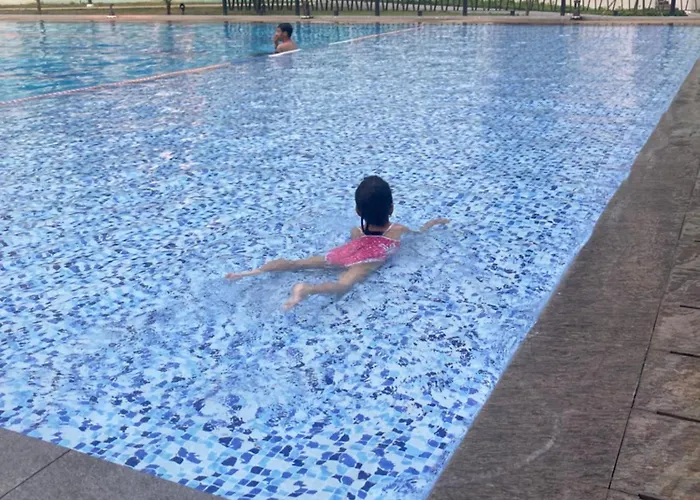 Free Parking, Pool, Gym, Netflix, Wi-Fi, Ps4!