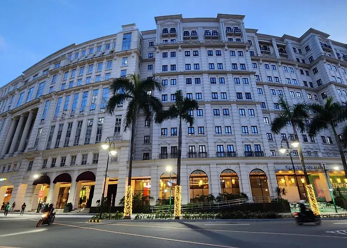 House Of B&Y At 101 Newport Across Naia T3