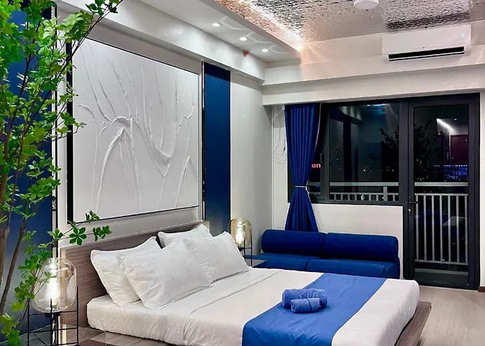 Deluxe Executive Corner Unit In Makati