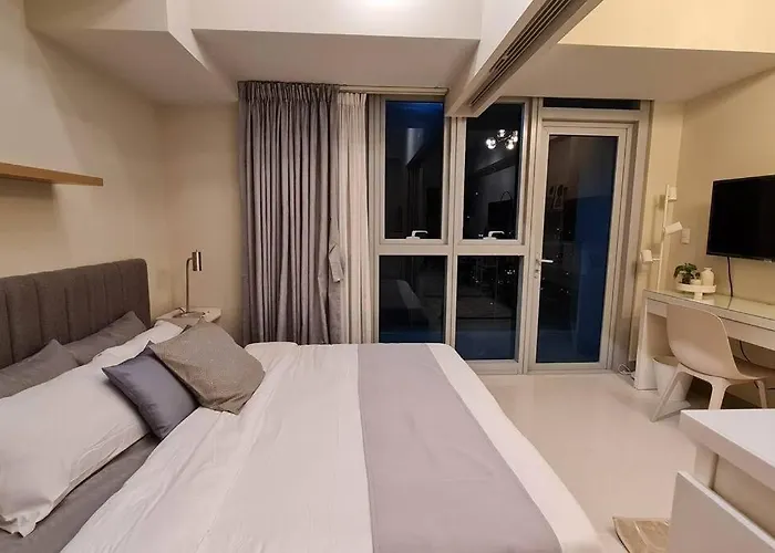 1Br King, Modern Balcony, Wi-Fi, Netflix, Bgc