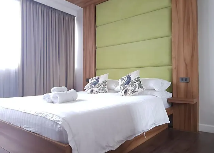 Modern 1Bd Executive Suite, Netflix Wifi Pool Gym