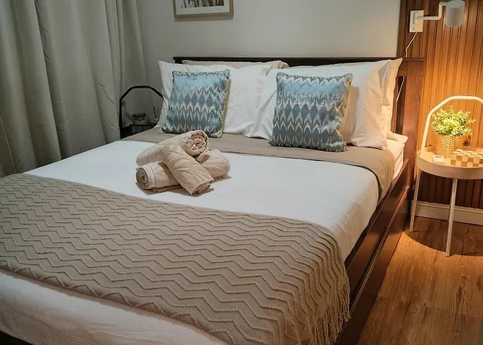Fully Furnished Condo Unit In Bay Area Suites Manila