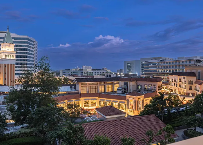 Luxury Condo At Venice Mall Near Airport, Bgc & Makati