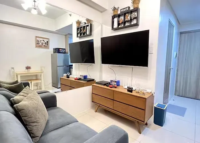 Cozy Condo With Pool View And Free Parking!