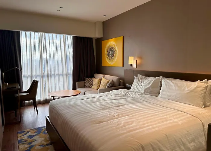 Luxury California King Suite With Pool And City View