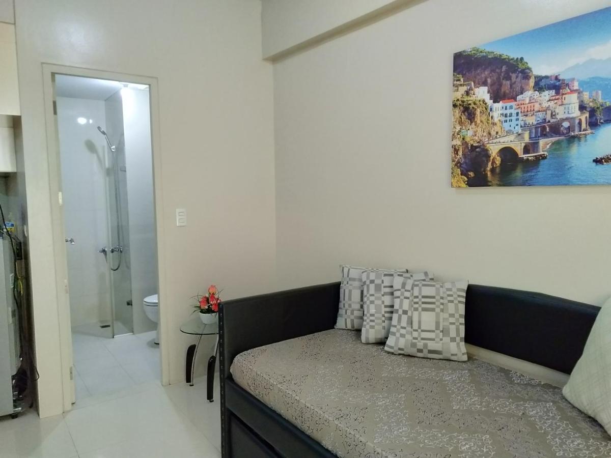 One Palm Tree Close To Airport - Terminal 3 Apartment Manila