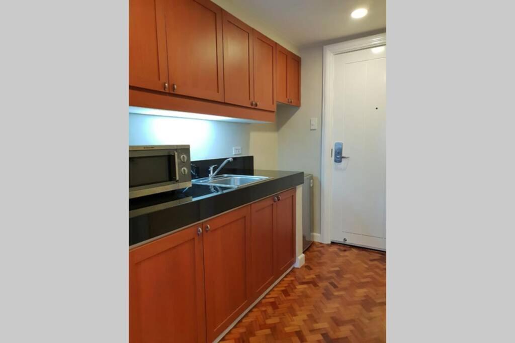 At The Olympia, Prime Makati Location Near Ayala Triangle Gardens -free Wifi And Pool Use