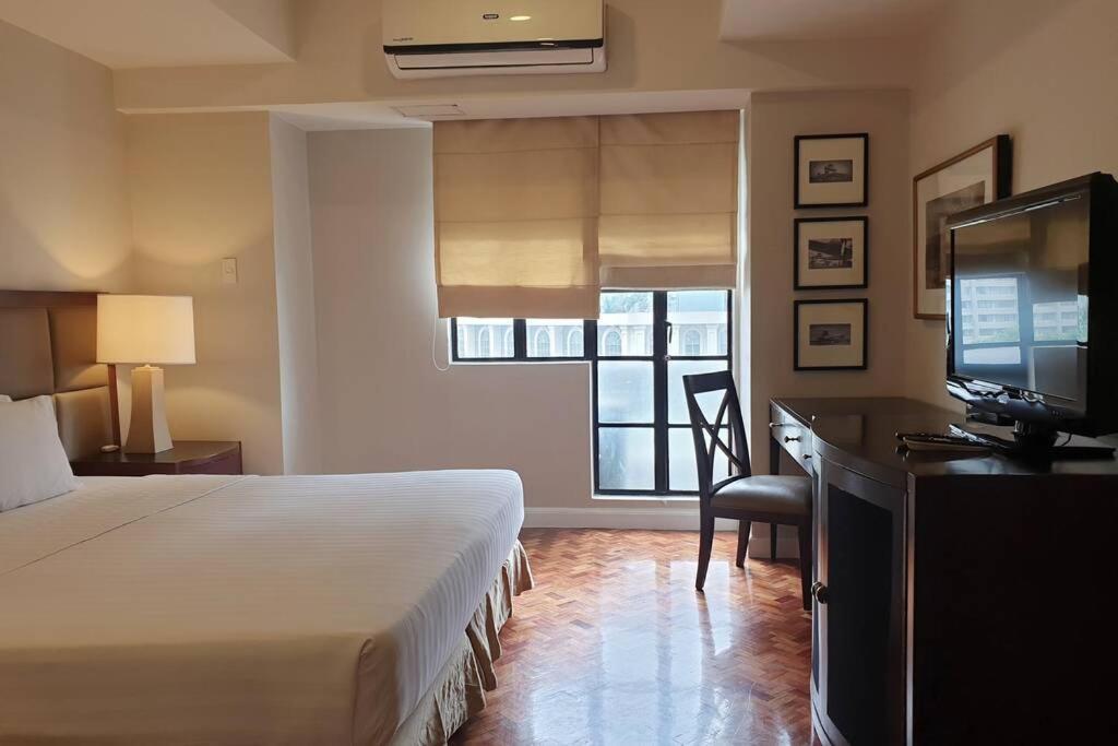 Apartment At The Olympia, Prime Makati Location Near Ayala Triangle Gardens -free Wifi And Pool Use *