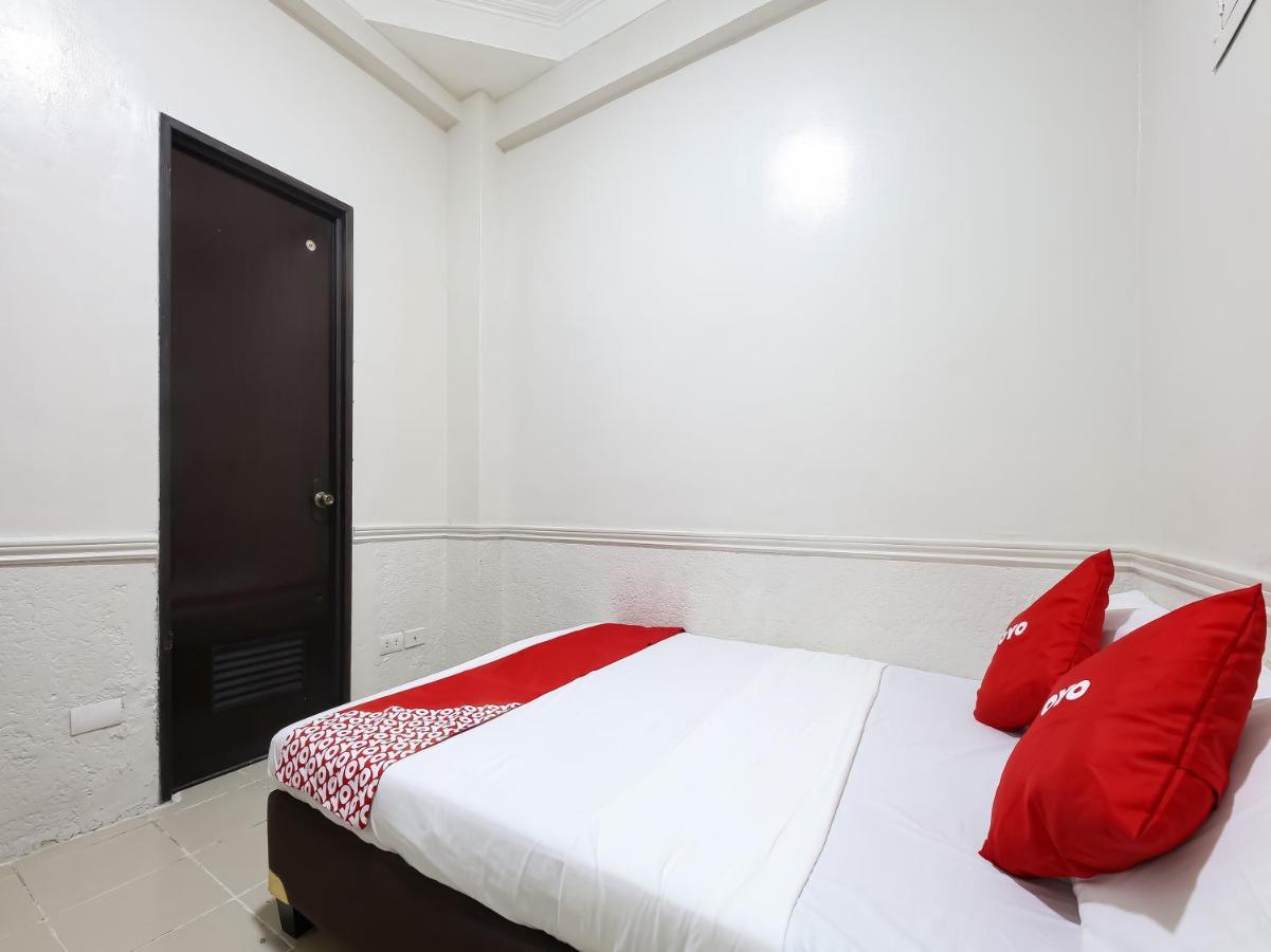 Vaccinated Staff - Oyo 828 Kysabel 5 Hotel 2* Manila