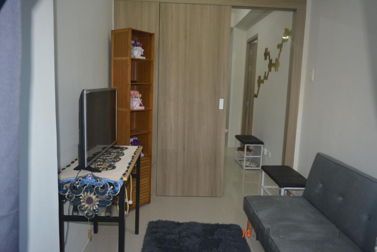Lovely 2-br W/balcony In Sm-sucat, Paranaque Apartment *