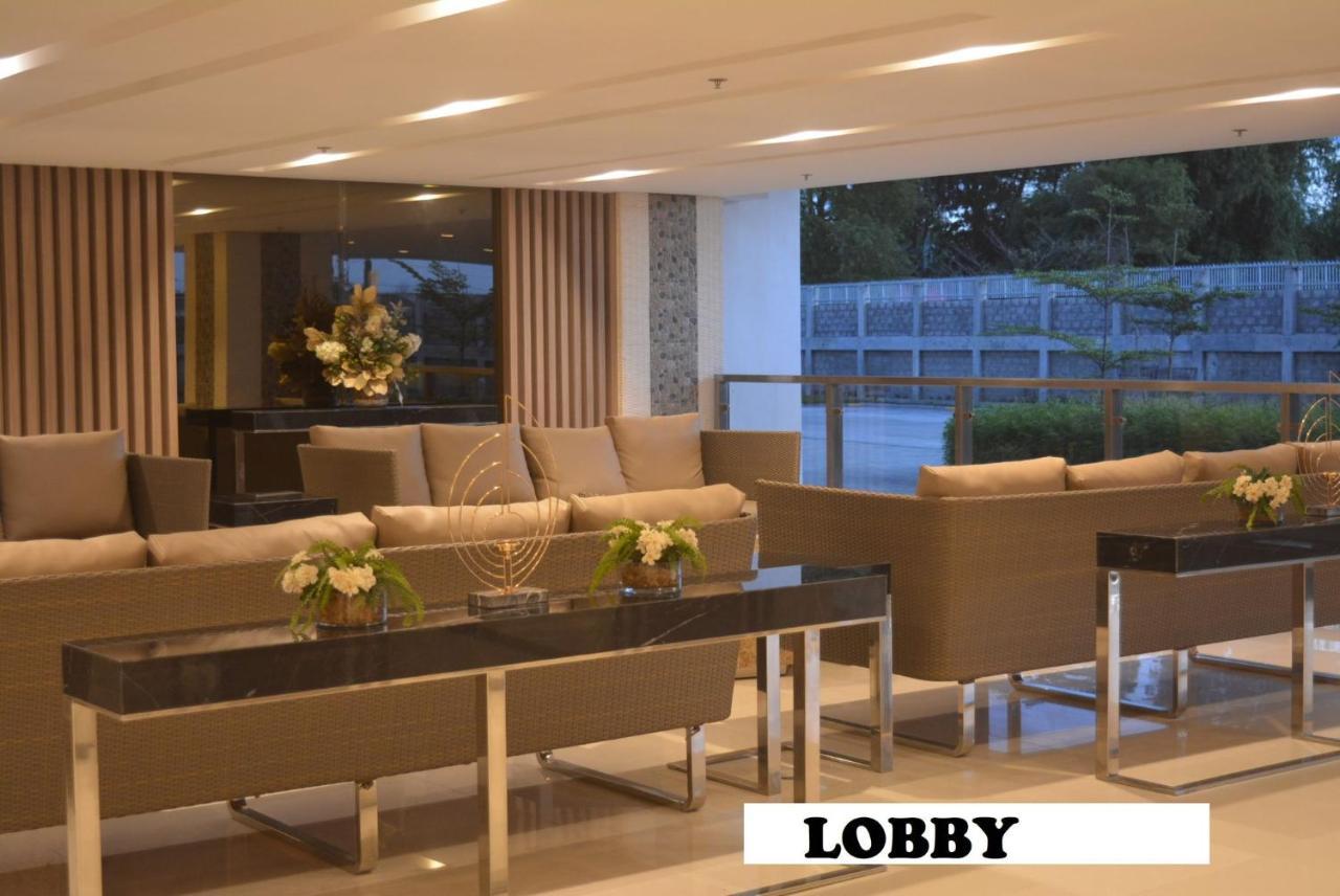 Apartment Lovely 2-br W/balcony In Sm-sucat, Paranaque