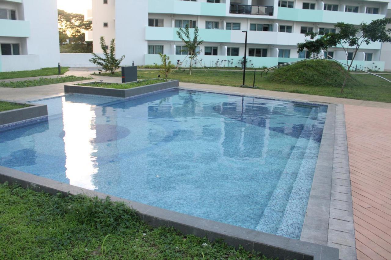 A2j Huge Modern Luxury 2br Balcony Near Ever Gotesco * Manila