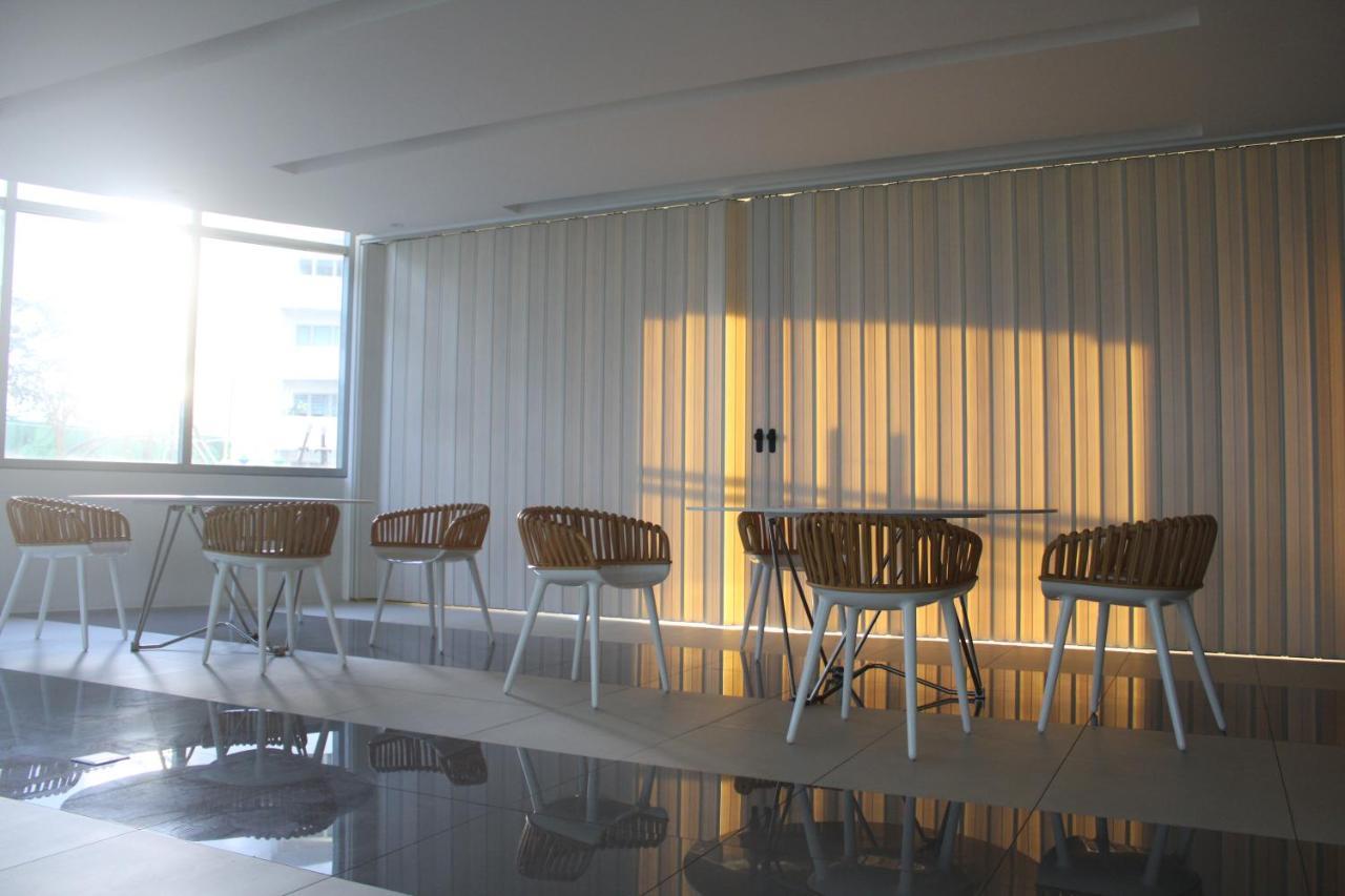 A2j Huge Modern Luxury 2br Balcony Near Ever Gotesco *