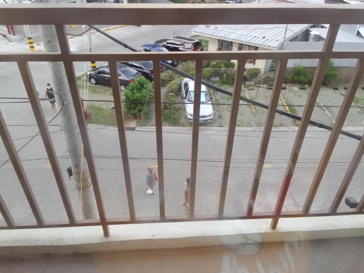 Emmanuel's Service Near The Airport Apartment Manila